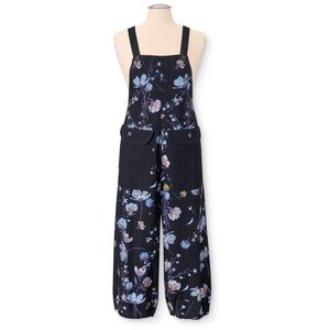 Pyramid Collection NWT Cropped Floral Denim Overalls
